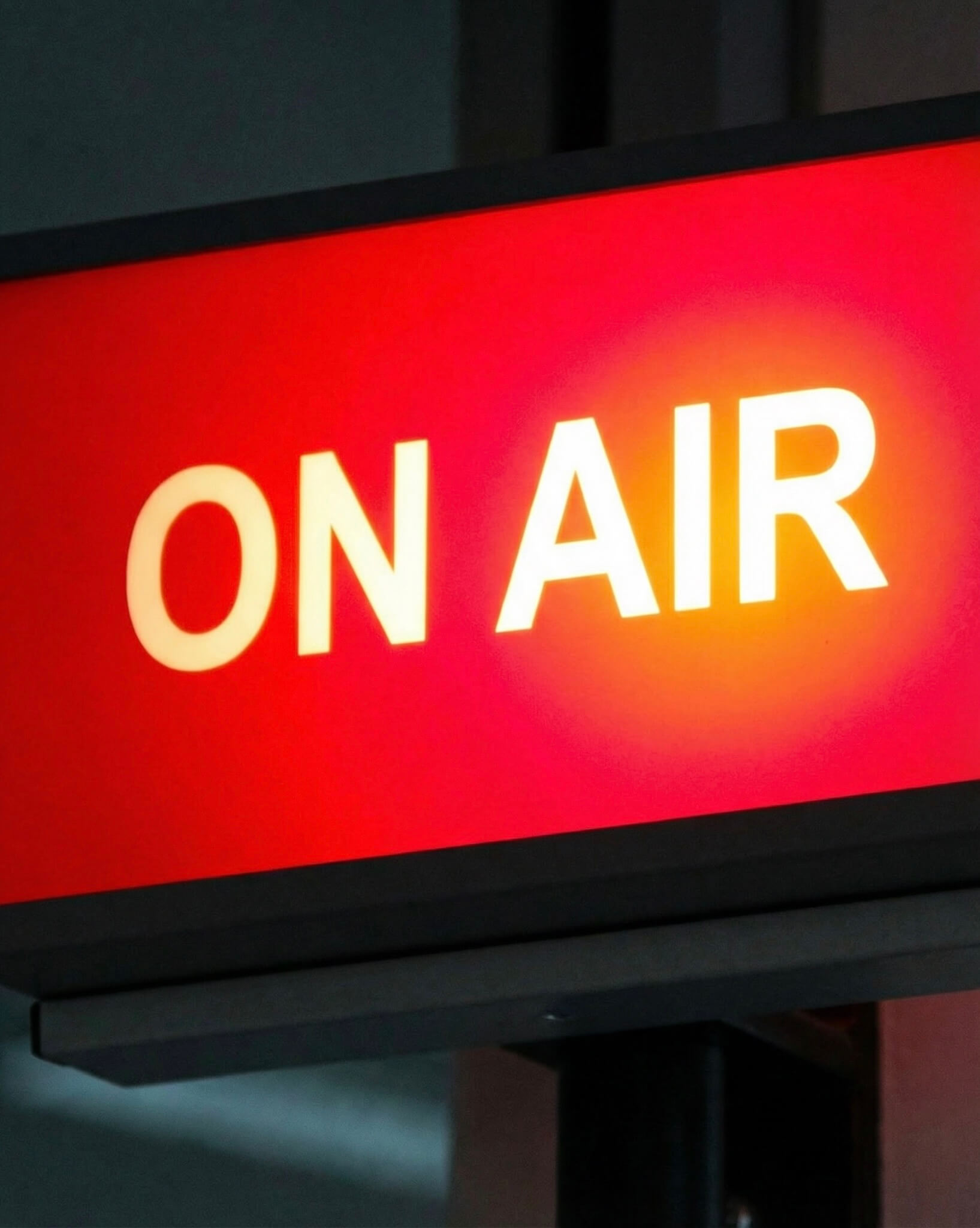 Rot leuchtendes Schild mit der Aufschrift: ON AIR
