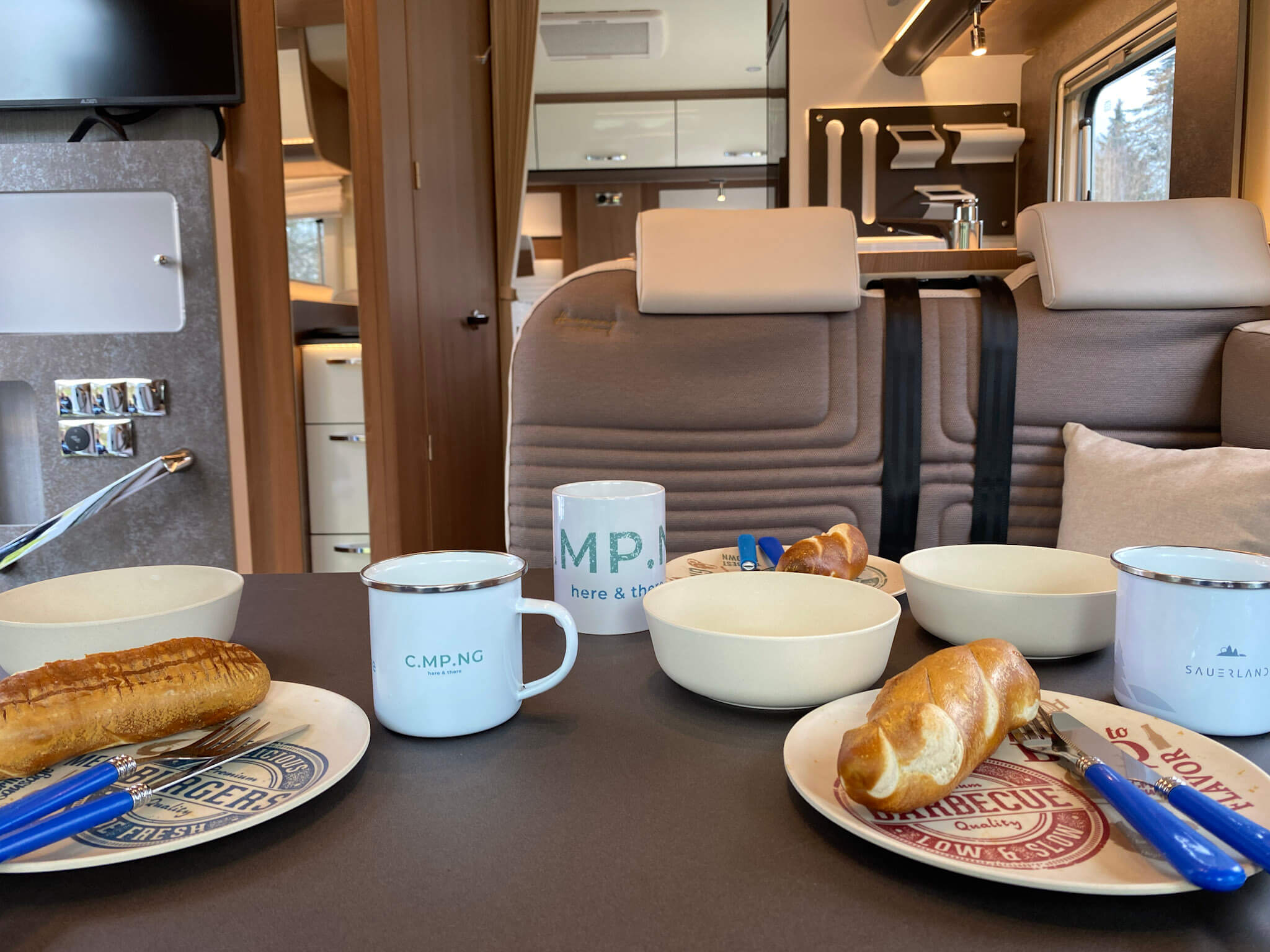 Ein gedeckter Tisch in einem Wohnmobil, mit Geschenkideen von C.MP.NG