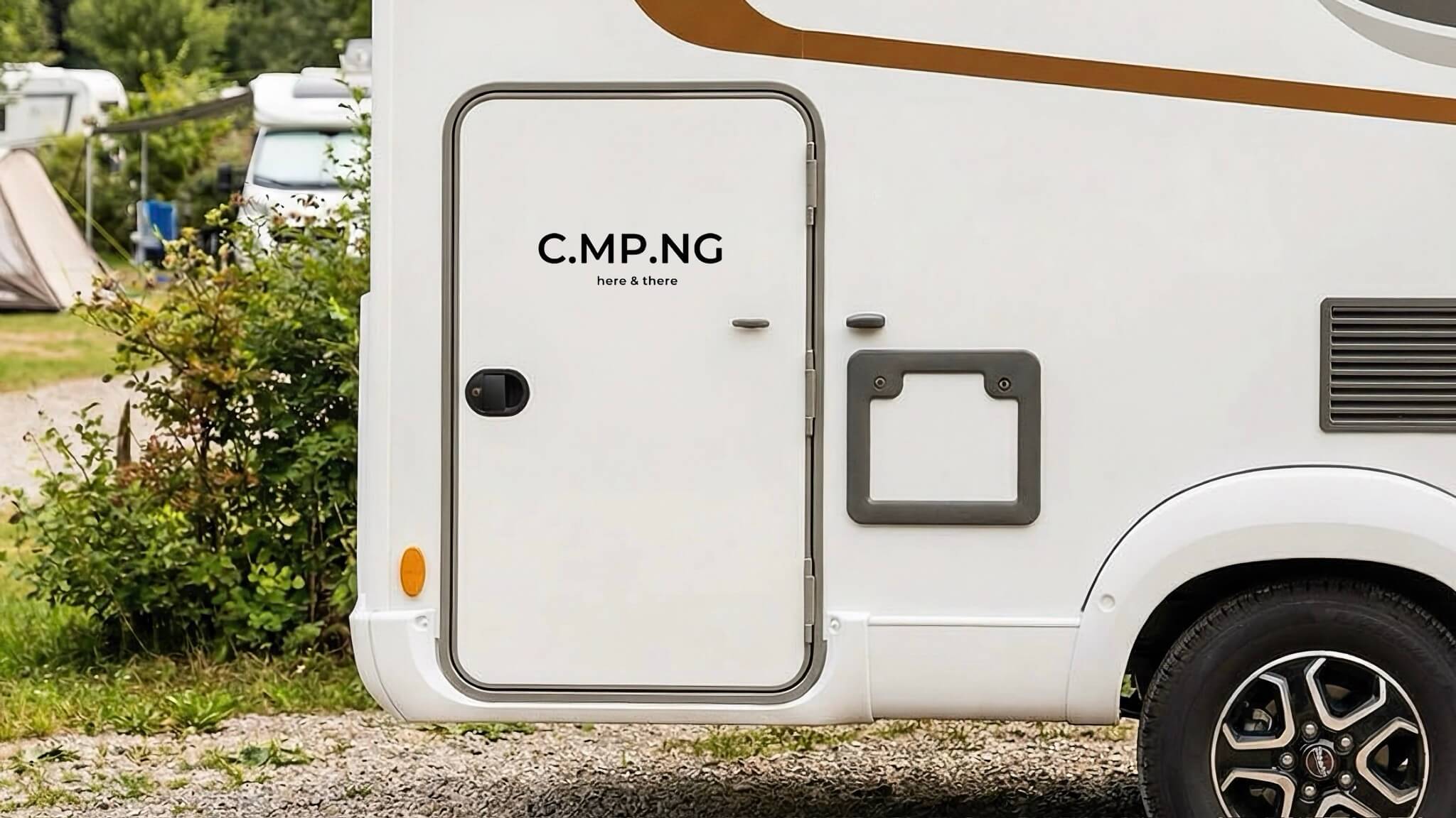 Seitliche Aufnahme eines Wohnmobils mit einem C.MP.NG here & there Aufkleber in schwarz