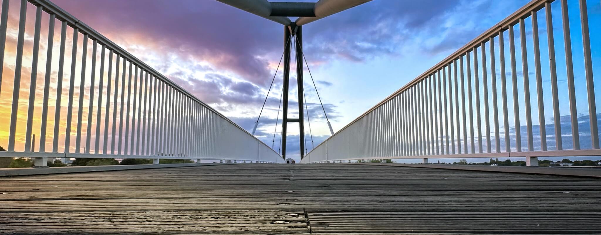 Eine Brücke bei mysteriöser Lichtstimmung in Düsseldorf