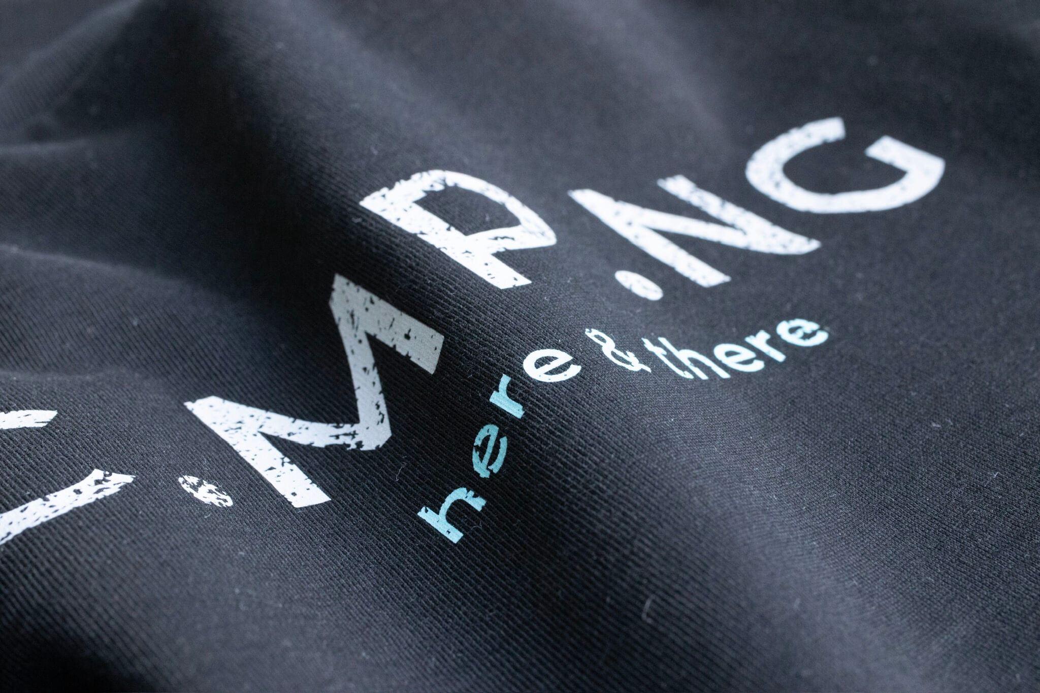 Nahaufnahme eines C.MP.NG T-Shirt, die qute Qualität kommt auf der Aufnahme rüber.
